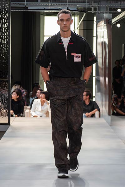 تصاميم راقية بلمسة جريئة ... اليك مجموعة Ricardo Tisci الأولى لدار Burberry